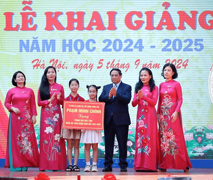 Thủ tướng chung vui lễ khai giảng tại ngôi trường đặc biệt của Thủ đô