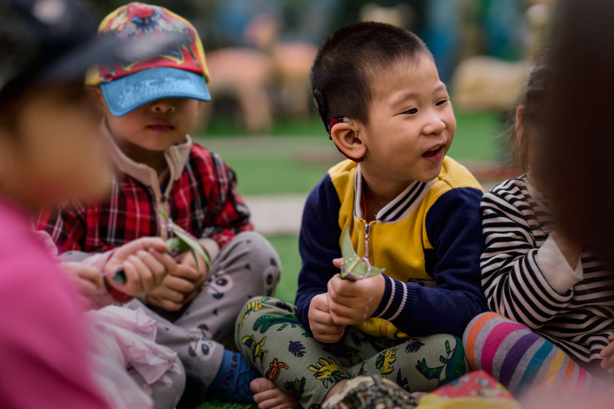 Trẻ em khiếm thính vui chơi