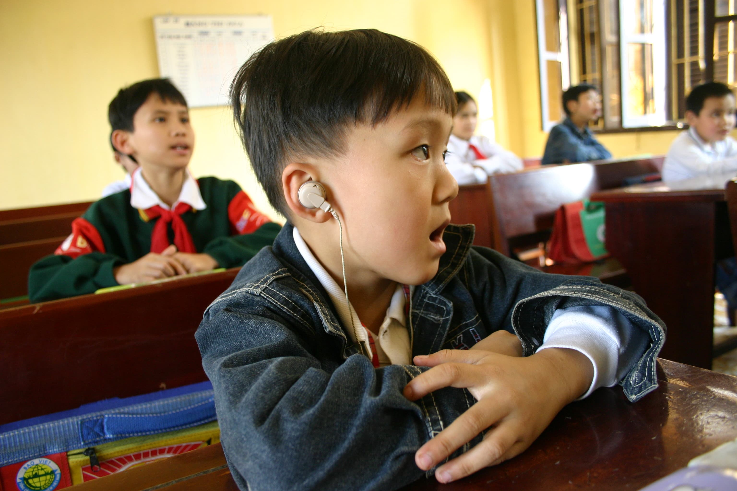 Học sinh khiếm thính trong lớp học